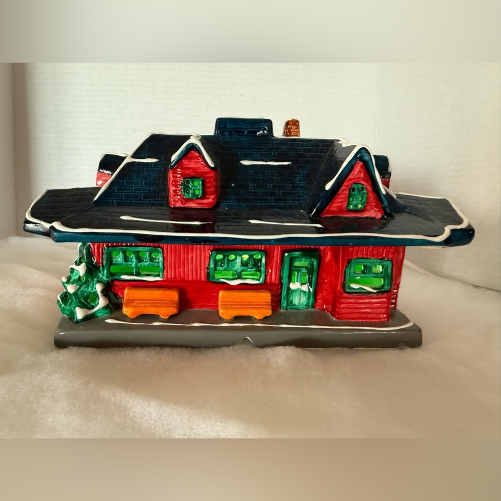 Vintage 1985 Enesco Ceramic Train Station Light Up Christmas Village Piece